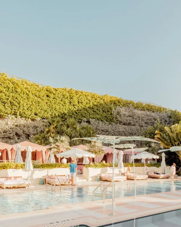 Strawberry Pool at Miami Beach with pink umbrellas — limited edition fine art print by Ludwig Favre