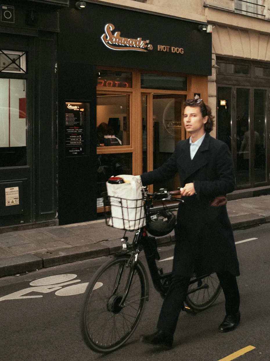 Paris Street Photography - Ludwig Favre - Fijifilm X100VI Paris Street Photography - Ludwig Favre - Fijifilm X100VI