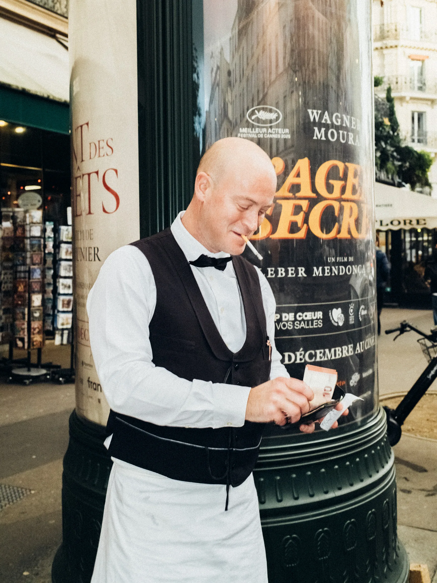 Paris Street Photography - Ludwig Favre - Fijifilm X100VI Paris Street Photography - Ludwig Favre - Fijifilm X100VI